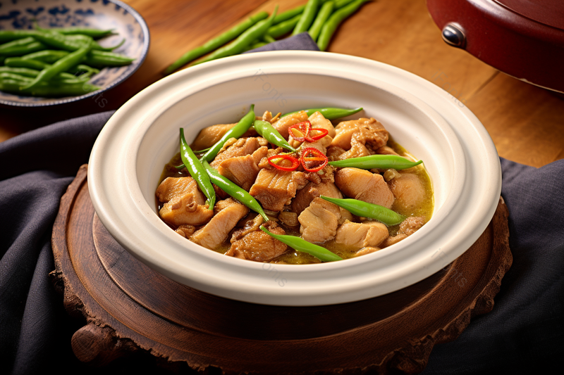 木托上用一个白色的砂锅装着炖好的美味鸡肉,高清,摄影图,摄影图片,图片大全,摄影图免费下载